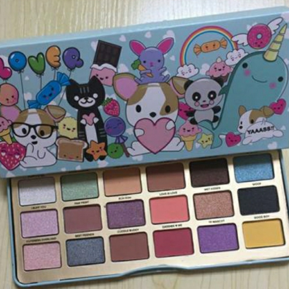 Coming soon Clover girls  beuty Eyeshadow palette